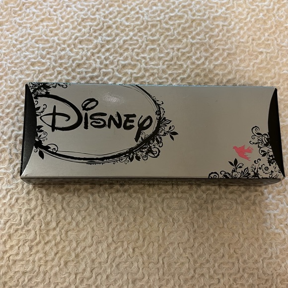 New Disney Minnie Mouse watch. White genuine leather band. Silver trim. - Picture 7 of 7